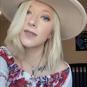 Meet your Posher, Brooke